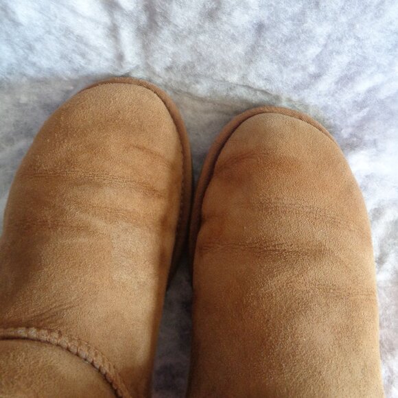 UGG TALL BUTTON BOOTS - GUC - SIZE 8 - Picture 2 of 7